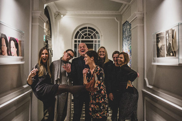 Wir feiern 20 Jahre Kitzig Interior Design

Am Freitag war es soweit: Rund 80 Mitarbeiter feierten das 20-J&auml;hrige Bestehen von Kitzig Interior Design. Fast alle Mitarbeiter aus den f&uuml;nf Kreativb&uuml;ros der Standorte Lippstadt, Bochum, M&uuml;nchen und D&uuml;sseldorf kamen nach Lippstadt angereist. Gefeiert wurde im neuen B&uuml;rogeb&auml;ude der Kitzig Design Studios &ndash; einer denkmalgesch&uuml;tzten Villa aus dem 19. Jahrhundert, welche aufwendig saniert wurde und dieses Jahr bezogen werden konnte. Auf &uuml;ber 735 Quadratmeter feierten die Mitarbeiter von Kitzig Identities und Kitzig Details mit dem Team von Kitzig Interior Design. Die Ansprachen der Gesch&auml;ftsf&uuml;hrer waren teils sehr emotional. Dabei blickten diese mit verschiedenen Anekdoten zur&uuml;ck auf die Meilensteine der letzten 20 Jahre: Es ging um die ersten Schritte, Erfolge und Herausforderungen, die bew&auml;ltigt wurden. Die ausgelassene Party ging bis in die Morgenstunden.

1998 wurde Kitzig Interior Design, auch heute noch das &bdquo;Herzst&uuml;ck&ldquo; von Olaf Kitzig gegr&uuml;ndet und setzt seit 20 Jahren erfolgreich Innenarchitektur- und Architekturprojekte sowohl im Inland als auch im Ausland um. Der Fokus liegt in den Bereichen Hotellerie, Gastronomie, Office und Retail. Das Jubil&auml;umsjahr 2018 ist von starkem Wachstum und neuen Vorhaben gepr&auml;gt: So er&ouml;ffnete nicht nur der zweite B&uuml;rostandort in Lippstadt, sondern im Oktober auch ein weiteres B&uuml;ro in D&uuml;sseldorf. Focus Business und Statista ermittelt Kitzig Interior Design als eines der am schnellsten wachsenden Unternehmen und zeichnet das Unternehmen als &bdquo;Wachstumschampion 2019&ldquo; aus.

Neustrukturierung und Gr&uuml;ndung der Kitzig Design Studios

Auch das Leistungsangebot wurde &uuml;ber die Jahre erweitert und weiterentwickelt. Die konsequente Fokussierung auf die Anforderungen der Kunden weltweit f&uuml;hrte dazu, dass Kitzig Interior Design seine fachlichen Instanzen im letzten Jahr neu strukturierte. Neben dem erfolgreichen Kreativspektrum kamen zun&auml;chst 2010 Produktdesign und 2014 Kommunikationsdesign hinzu. Die bis dato intern agierenden Kompetenzen Grafik und Produktmanagement wurden herausgel&ouml;st und zu eigenst&auml;ndigen Unternehmen geformt &ndash; Kitzig Identities und Kitzig Details. Die Kitzig Identities GmbH bildet die Schnittstelle von der Innenarchitektur zu Brand Architecture, Branding und Communication Design. Die Kitzig Details GmbH wiederum deckt die Bereiche Interior Styling und Corporate Equipment ab. Kitzig Interior Design ist und bleibt das Herzst&uuml;ck &ndash; das B&uuml;ro f&uuml;r Innenarchitektur in der gesamten Bandbreite des Interior Design. Alle drei operativen Segmente werden unter der Management Holding Kitzig Design Studios strategisch geb&uuml;ndelt, die den Kreativ-Studios zudem den organisatorischen Rahmen gibt. Die Leistungen der Spezialistenb&uuml;ros erg&auml;nzen sich im interdisziplin&auml;ren Teamwork perfekt, dessen Ergebnisse Designl&ouml;sungen auf h&ouml;chstem Niveau sind. So erkl&auml;rt sich auch der Slogan des Unternehmens &bdquo;THE CONSEQUENCE OF COMPLETE DESIGN THINKING&ldquo;.

Derzeit betreuen rund 80 Mitarbeiter in Lippstadt, Bochum, M&uuml;nchen und D&uuml;sseldorf unter Leitung von Gesch&auml;ftsf&uuml;hrer Olaf Kitzig nationale und internationale Projekte. Dazu geh&ouml;ren Kunden wie die Lufthansa AG, Hilton London, die Deutsche Bahn, das GOP Vari&eacute;te, March&eacute; M&ouml;venpick, die AccorHotels Group oder die 12.18. Investment Management GmbH.

&bdquo;Unser Erfolg &uuml;ber zwei Jahrzehnte hinweg beruht auf der gro&szlig;en St&auml;rke unseres interdisziplin&auml;ren Gestaltungsansatzes, n&auml;mlich das jeweilige Alleinstellungsmerkmal des Kunden herauszuarbeiten und in den Vordergrund zu stellen. Die Markenbotschaften des Kunden sind uns wichtig. Dabei stellen wir die Brand-Qualit&auml;ten der Marken und der Produkte stets in den Mittelpunkt unseres Tuns. Wir freuen uns, dass seit 20 Jahren viele weltweit agierende Unternehmen auf unsere Erfahrung vertrauen. Das spornt uns an, auch in den kommenden Jahrzehnten stets die besten kreativen Ideen f&uuml;r unsere Kunden zu entwickeln&ldquo;, so Gesch&auml;ftsf&uuml;hrer und Gr&uuml;nder Olaf Kitzig &uuml;ber die erfolgreiche Entwicklung der Kreativb&uuml;ros.