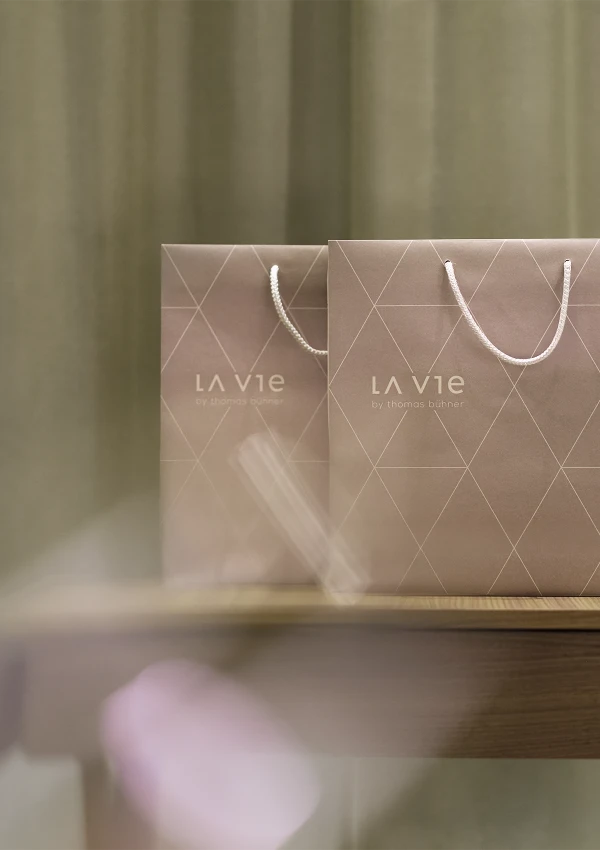 LA VIE by thomas b&uuml;hner in D&uuml;sseldorf er&ouml;ffnet